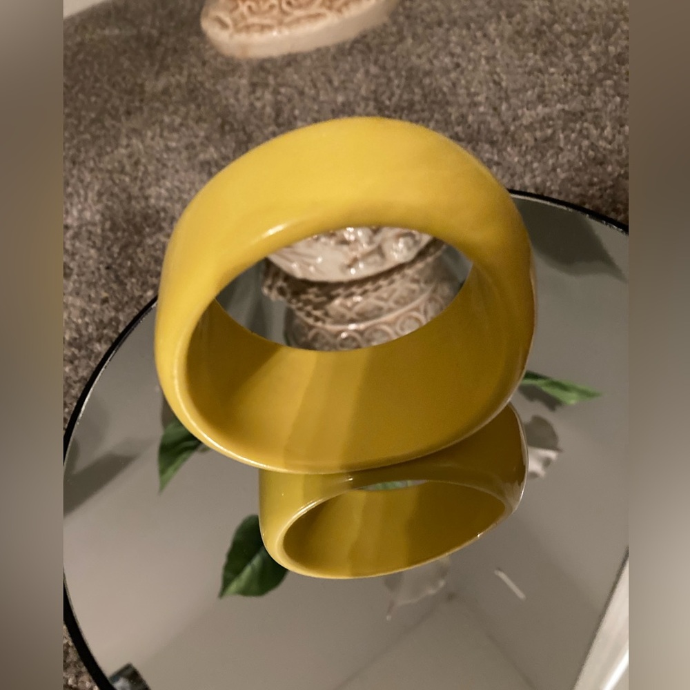 Vintage lucite bangle bracelet yellow EUC